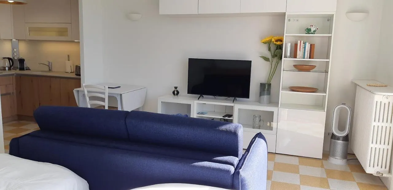 Neptune 5, Top Floor Studio, Sea View Menton 0*,