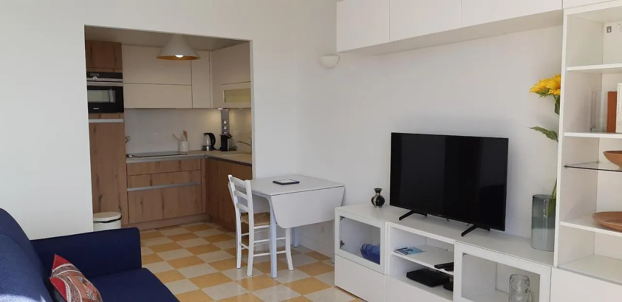 Neptune 5, Top Floor Studio, Sea View Menton Apartment