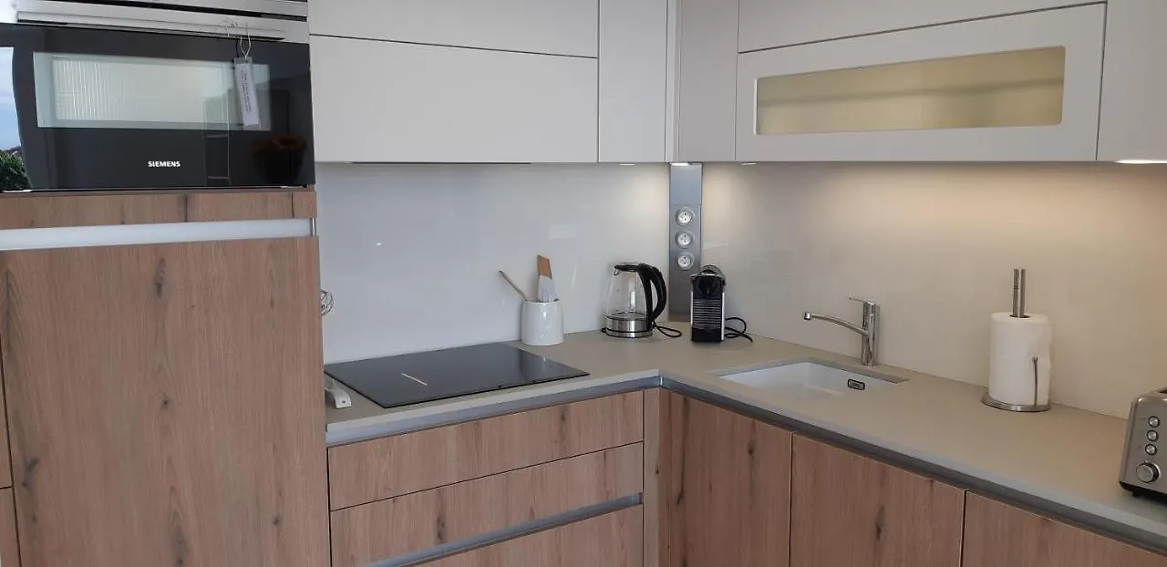 Apartment Neptune 5, Top Floor Studio, Sea View Menton France