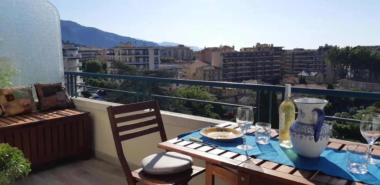 Neptune 5, Top Floor Studio, Sea View Menton Apartment