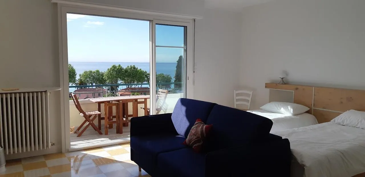 Apartment Neptune 5, Top Floor Studio, Sea View Menton