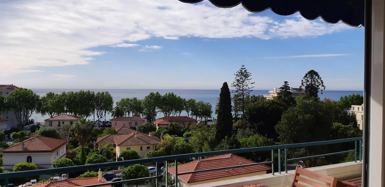 Apartment Neptune 5, Top Floor Studio, Sea View Menton