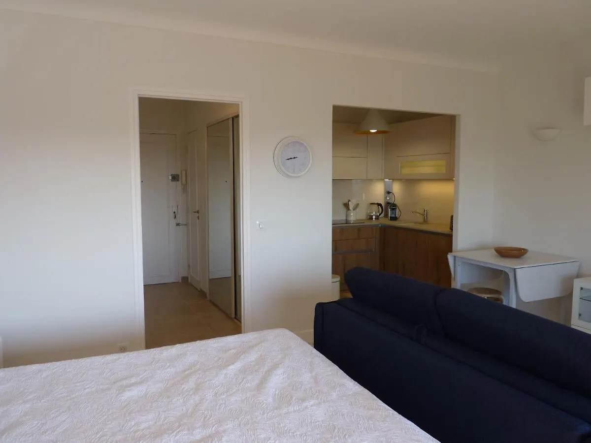 Neptune 5, Top Floor Studio, Sea View Menton Apartment
