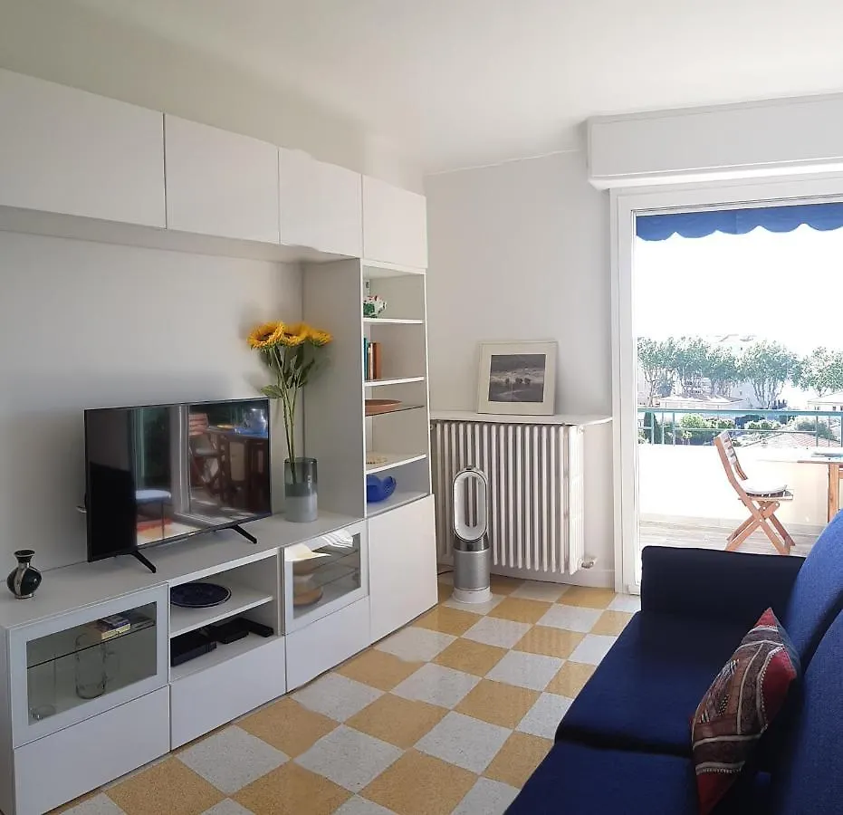 Neptune 5, Top Floor Studio, Sea View Menton 0*,  France