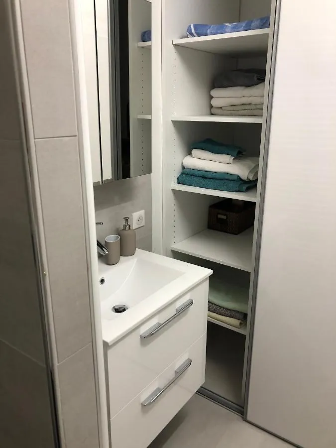 Apartment Neptune 5, Top Floor Studio, Sea View Menton