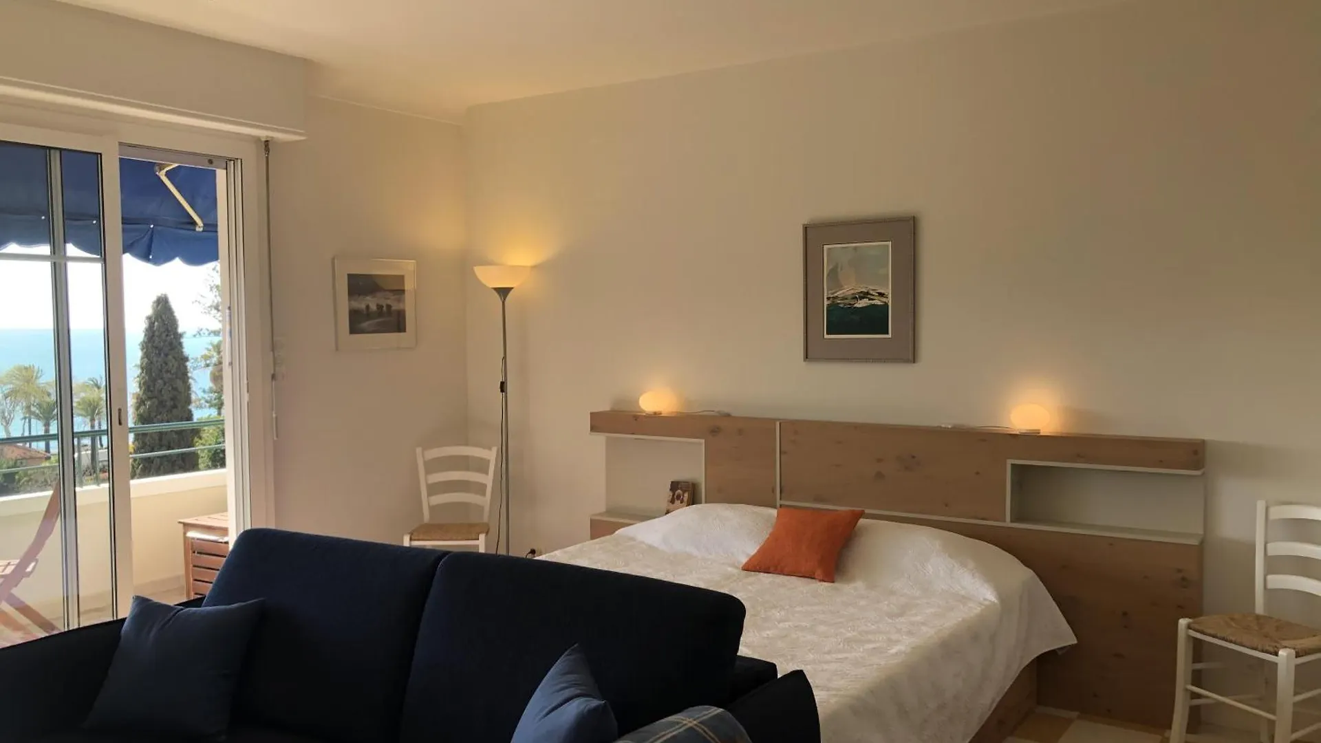 Apartment Neptune 5, Top Floor Studio, Sea View Menton France