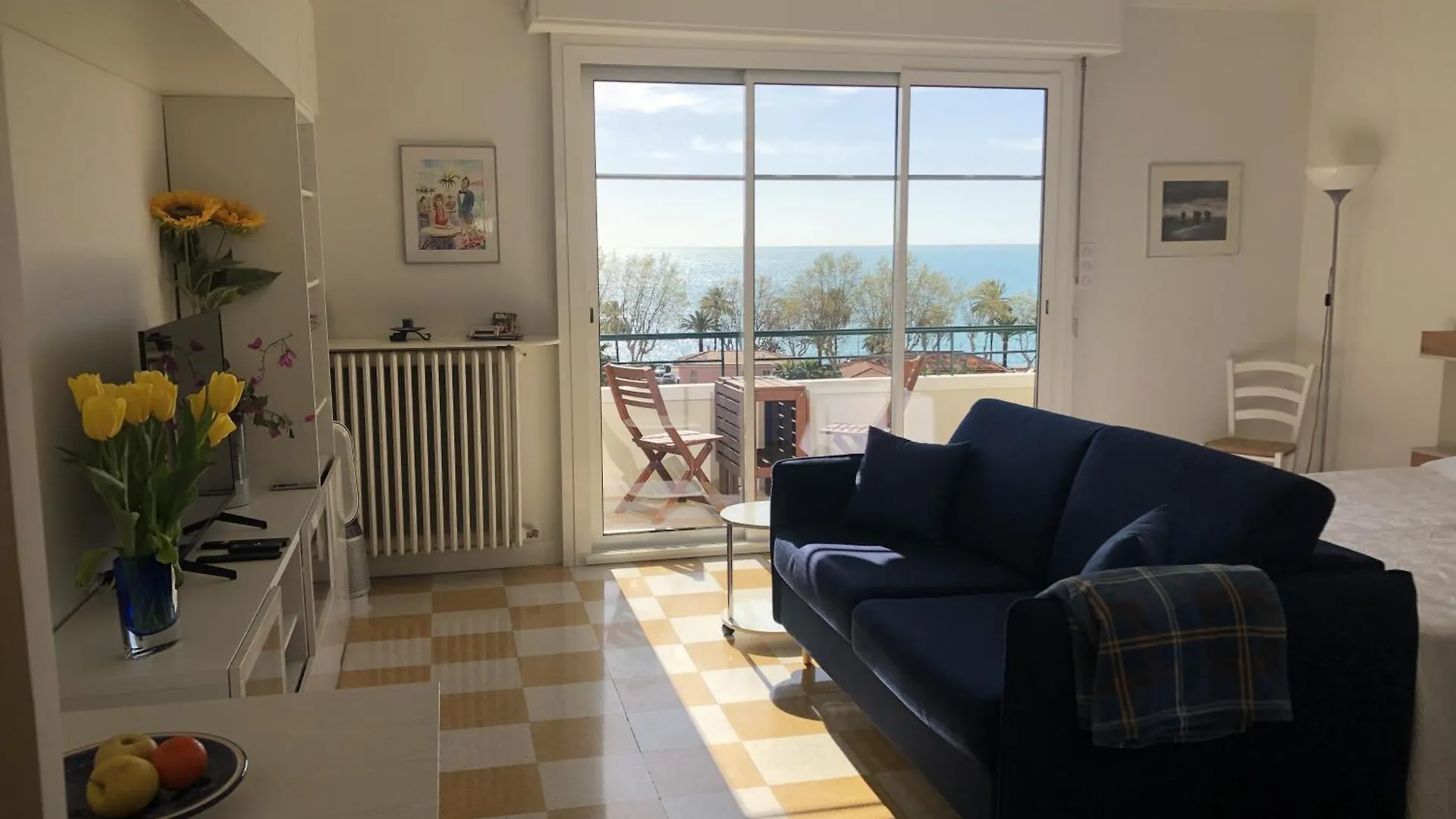 Apartment Neptune 5, Top Floor Studio, Sea View Menton France