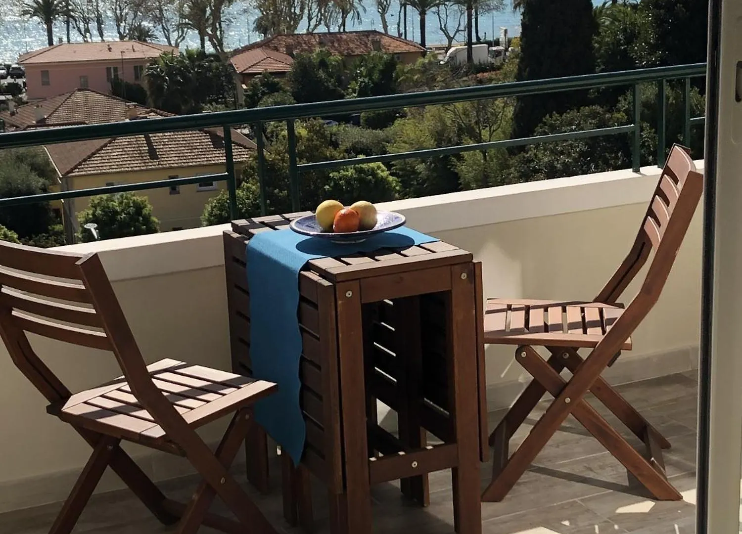 Neptune 5, Top Floor Studio, Sea View Menton Apartment